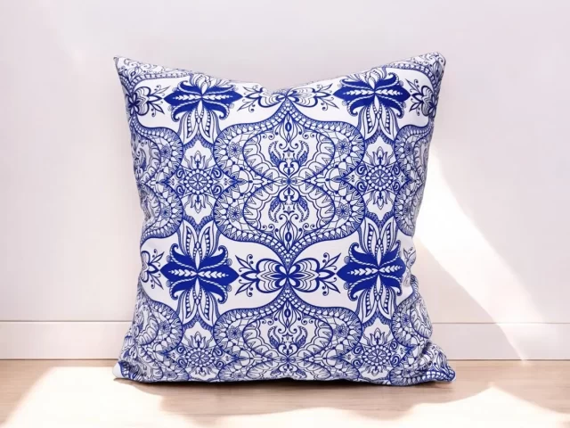 Kissenbezug mit blauem Ethno-Blumenmuster