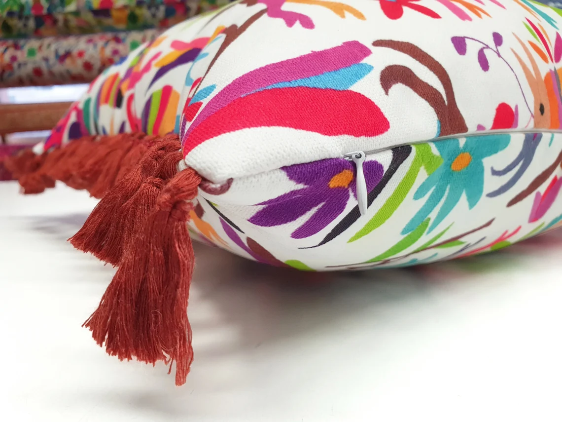 Kissenbezug mit mexikanischem Otomi-Muster und Quasten