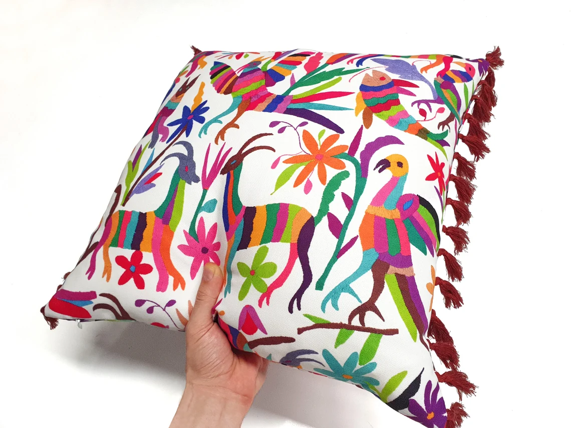 Kissenbezug mit mexikanischem Otomi-Muster und Quasten