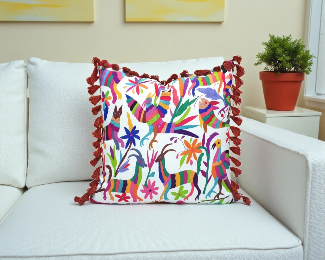 Kissenbezug mit mexikanischem Otomi-Muster und Quasten