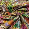 Tessuto colorato con stampa leopardata